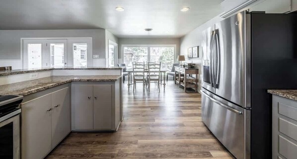 冷蔵庫、電子レンジ、オーブン、コンロ