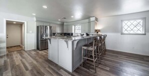 冷蔵庫、電子レンジ、オーブン、コンロ