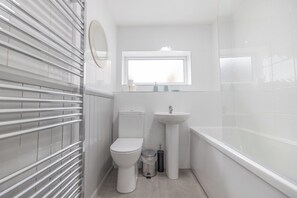 Hair dryer, towels, soap, toilet paper - Perfect NEC & Airport Stay - 6 Beds, Spacious (Birmingham)
