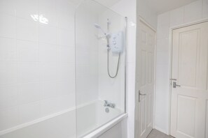 Sèche-cheveux, serviettes fournies, savon, papier toilette