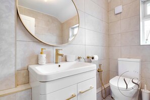 Shower, hair dryer, towels, shampoo - Modern 5BR Stay – Perfect for Groups & Work (West Midlands)