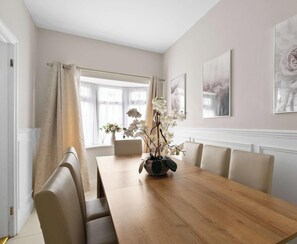 Dining - Modern 5BR Stay – Perfect for Groups & Work (West Midlands)