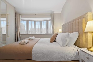 5 bedrooms, desk, iron/ironing board, WiFi - Modern 5BR Stay – Perfect for Groups & Work (West Midlands)
