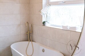 Shower, hair dryer, towels, shampoo