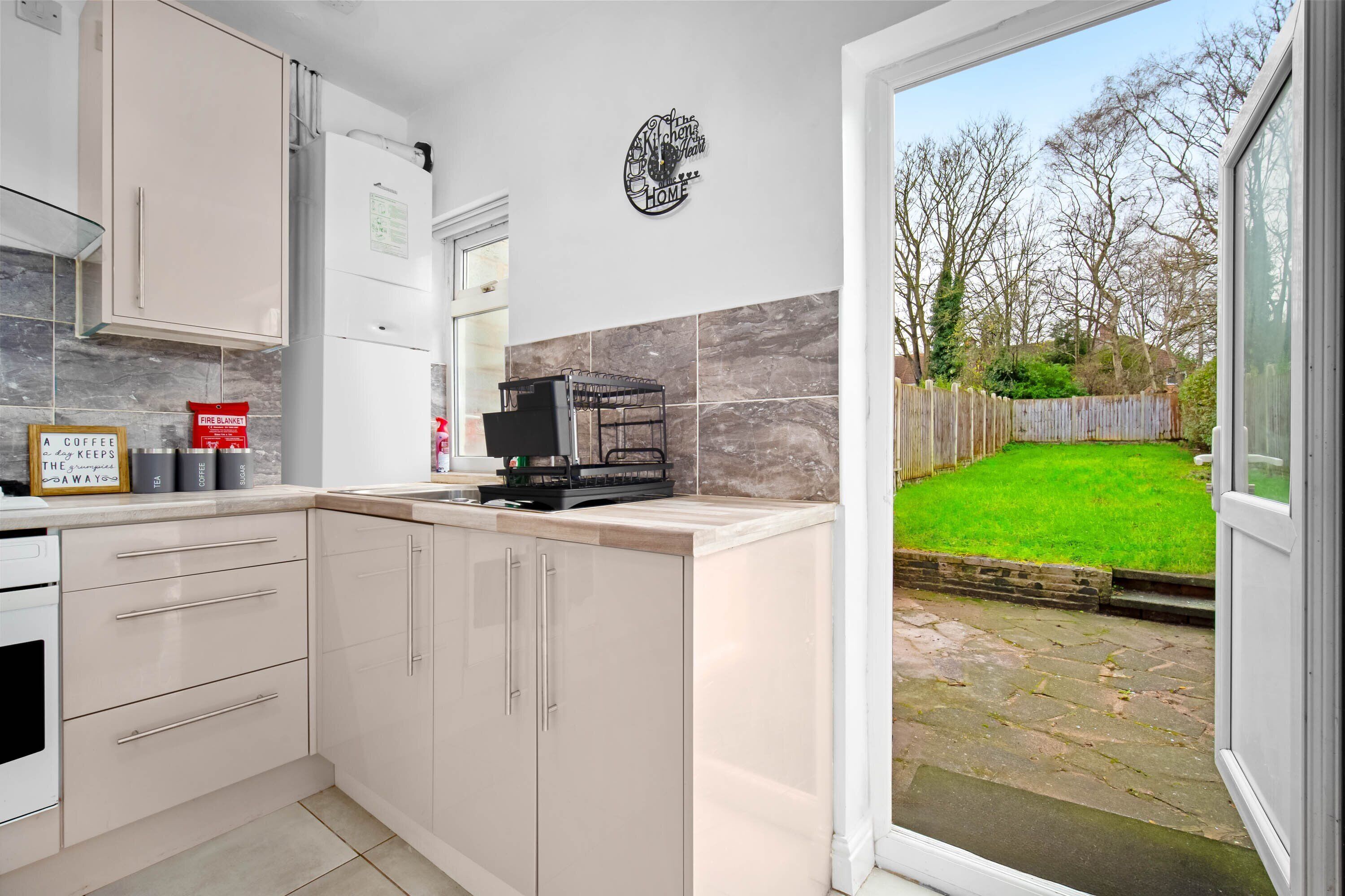 House | Private kitchen | Fridge, microwave, oven, stovetop