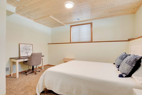 Une chambre à coucher avec un lit, un bureau et une chaise.