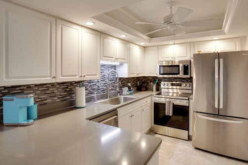 8 Mi to Beach: Modern Condo in Fort Myers!