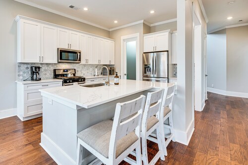 6 Mi to Downtown Atlanta: Spacious Home w/ Yard