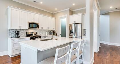 6 Mi to Downtown Atlanta: Spacious Home w/ Yard