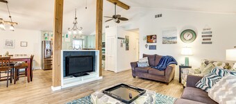 Waterfront Lake Tawakoni Home w/ Yard & Fire Pit
