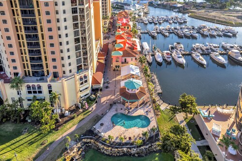 Walk to Marina + Restaurants: Cape Coral Escape!