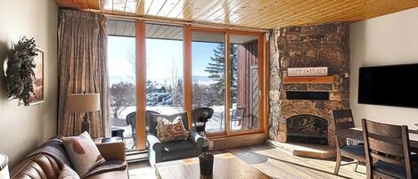 Een televisie, een open haard en een kantoor