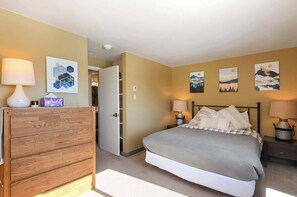 2 bedrooms, iron/ironing board, WiFi, bed sheets - Alpine Gondola Chalet (Steamboat Springs)