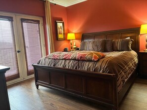 2 bedrooms, desk, iron/ironing board, free WiFi - FREE Choice of Attaction Ticket including Dollywood and Dinner Shows for Each Day Rented (Pigeon Forge)
