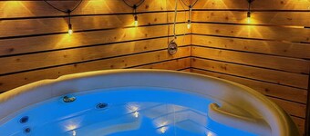 Betty's Place. Hot Tub-Sauna-1 Block from Ocean!