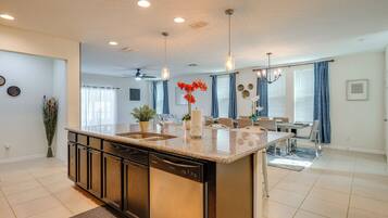 House (6 Bedrooms) | Interior