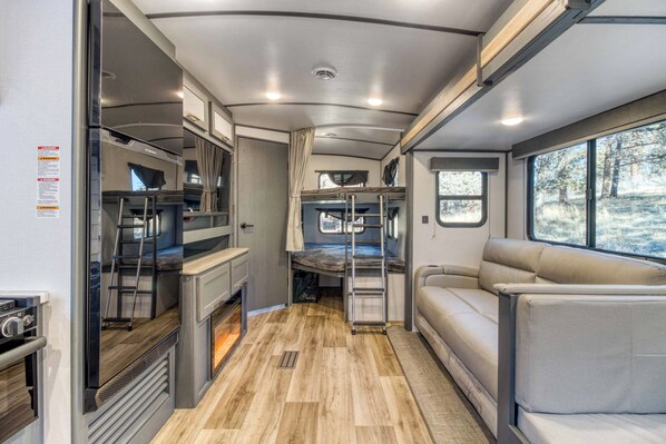 3 bedrooms, travel cot, free WiFi, bed sheets - Private Acreage, hot tub, Pet friendly, large acreage. (Sisters)