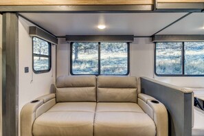 Interior - Private Acreage, hot tub, Pet friendly, large acreage. (Sisters)