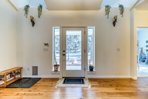 Interior - Private Acreage, hot tub, Pet friendly, large acreage. (Sisters)