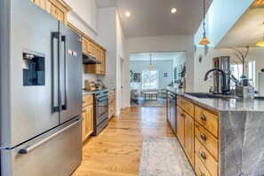 Fridge, microwave, oven, stovetop - Private Acreage, hot tub, Pet friendly, large acreage. (Sisters)