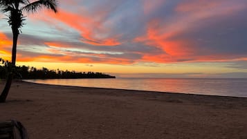 En la playa, camastros y toallas de playa