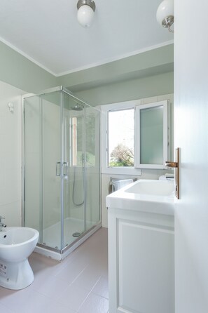 Dusche, Haartrockner, Bidet, Handtücher