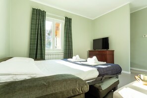 1 bedroom, iron/ironing board, travel cot, WiFi