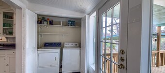 Walk to the Comal, Schitterbahn and downtown New Braunfels! Dog friendly.