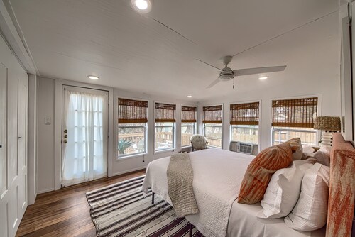 Walk to the Comal, Schitterbahn and downtown New Braunfels! Dog friendly.