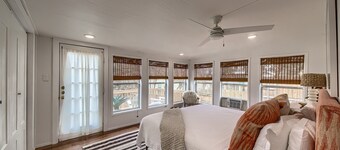 Walk to the Comal, Schitterbahn and downtown New Braunfels! Dog friendly.