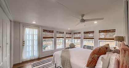 Walk to the Comal, Schitterbahn and downtown New Braunfels! Dog friendly.