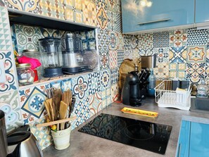 Kylskåp, mikrovågsugn, ugn och spishäll