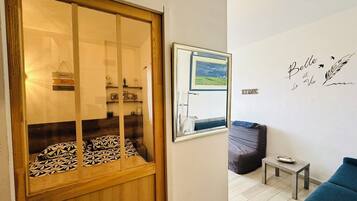 1 chambre, fer et planche Ă repasser, Wi-Fi gratuit, draps fournis