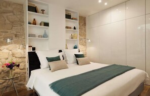 3 bedrooms, desk, iron/ironing board, free WiFi - WITH A PRIVATE GARDEN - BLEND OF HISTORIC CHARM WITH MODERN LUXURY AT LE MARAIS (Paris)