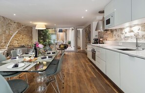 Fridge, microwave, oven, stovetop - WITH A PRIVATE GARDEN - BLEND OF HISTORIC CHARM WITH MODERN LUXURY AT LE MARAIS (Paris)