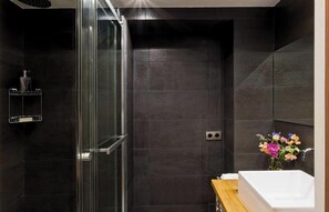 Douche, séchoir à cheveux, serviettes fournies, savon
