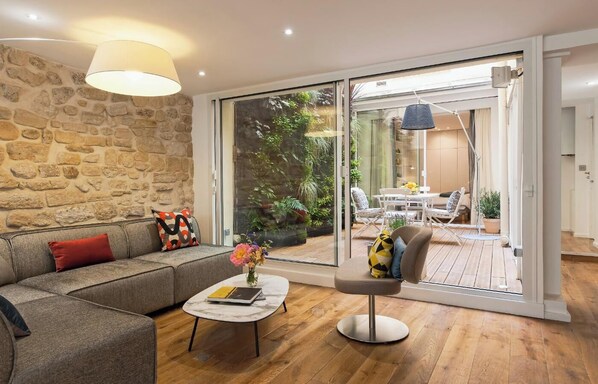 TV - WITH A PRIVATE GARDEN - BLEND OF HISTORIC CHARM WITH MODERN LUXURY AT LE MARAIS (Paris)