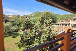 Property grounds - 3 doubles with 8 seats 500 meters from the beach Pets allowed Air-conditioned (Costa Rei)