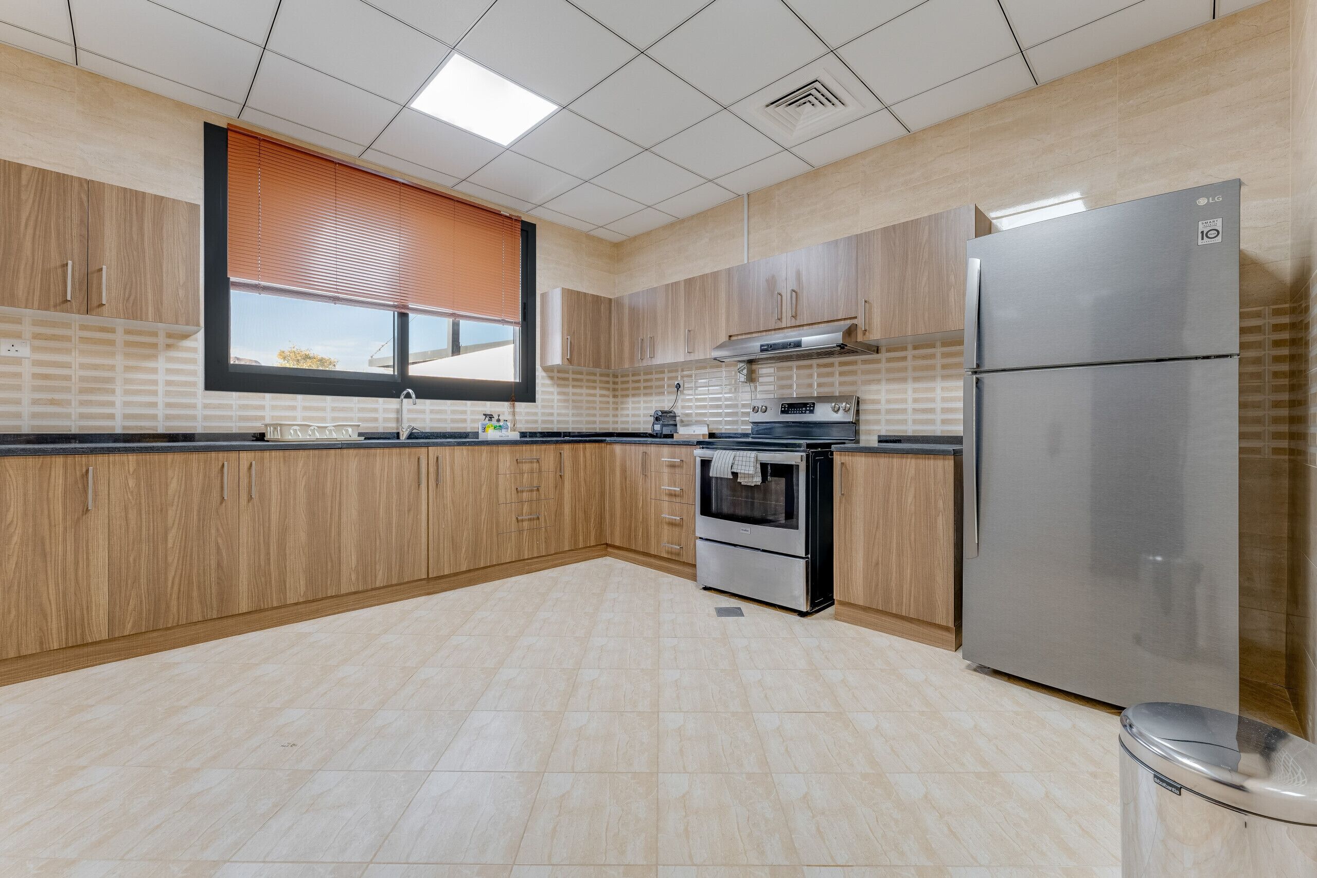 冷蔵庫、電子レンジ、オーブン、コンロ