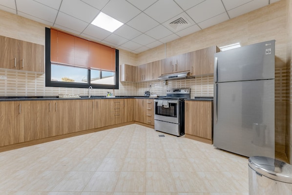 Jääkaappi, mikroaaltouuni, uuni, liesi