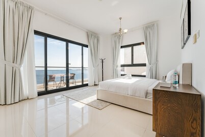 Arabian Gulf and Mountain Views 4BR Villa w/ AsstRm on Al Dana Island, Fujairah