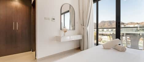5 bedrooms, iron/ironing board, free WiFi, bed sheets