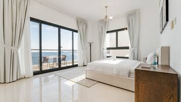 5 makuuhuonetta, tallelokero huoneessa, silitysrauta/-lauta