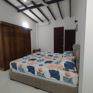 2 chambres, fer et planche à repasser, Wi-Fi, draps fournis