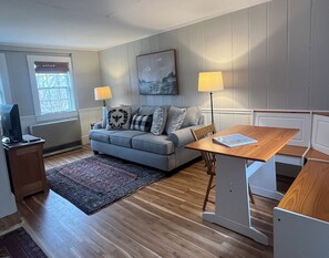 كوخ كلاسيكي - منظر للحديقة | مكواة/لوح كي وأسرّة أطفال/رضّع (مجانًا) وواي فاي مجانًا وملاءات أسرّة