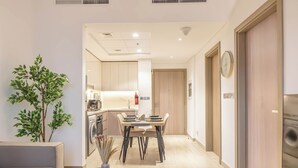 Un apartamento moderno con comedor, cocina y sala de estar.