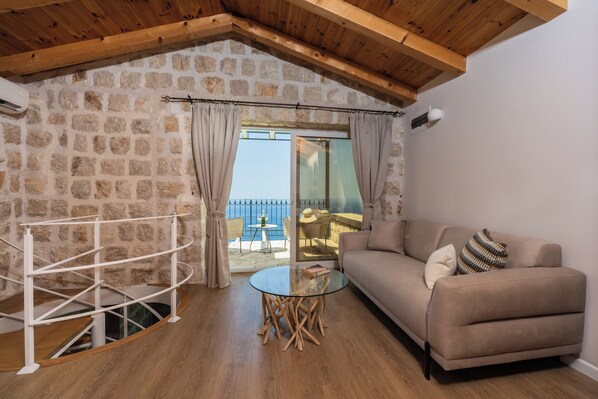 Comfort-paritalo, 1 makuuhuone, pääsy uima-altaalle, merinäköala | Oleskelualue