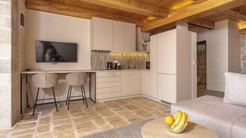 Standard-Apartment, 1 Queen-Bett und Schlafsofa, Poolzugang, Meerblick | Eigene Küche | Esstisch