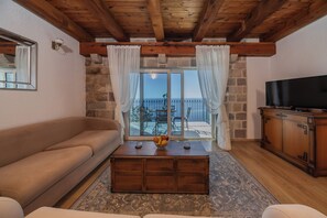 Comfort-huoneisto, 2 makuuhuonetta, pääsy uima-altaalle, merinäköala | Oleskelualue