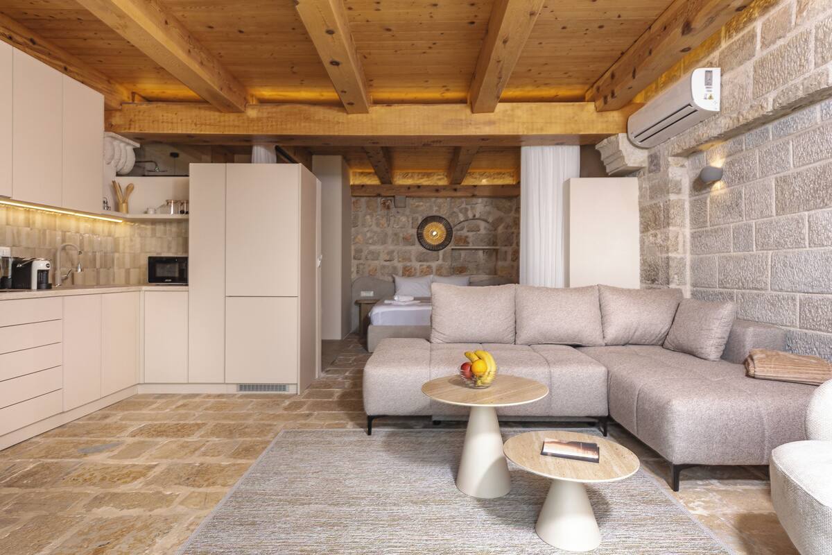 Classic Apartment, 1 Queen Bed with Sofa bed, Sea View | Living area